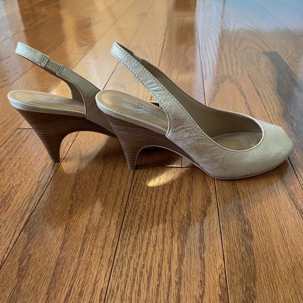 NWOT, Donald Pliner Gorgeous Nude/Metallic open toe pumps!